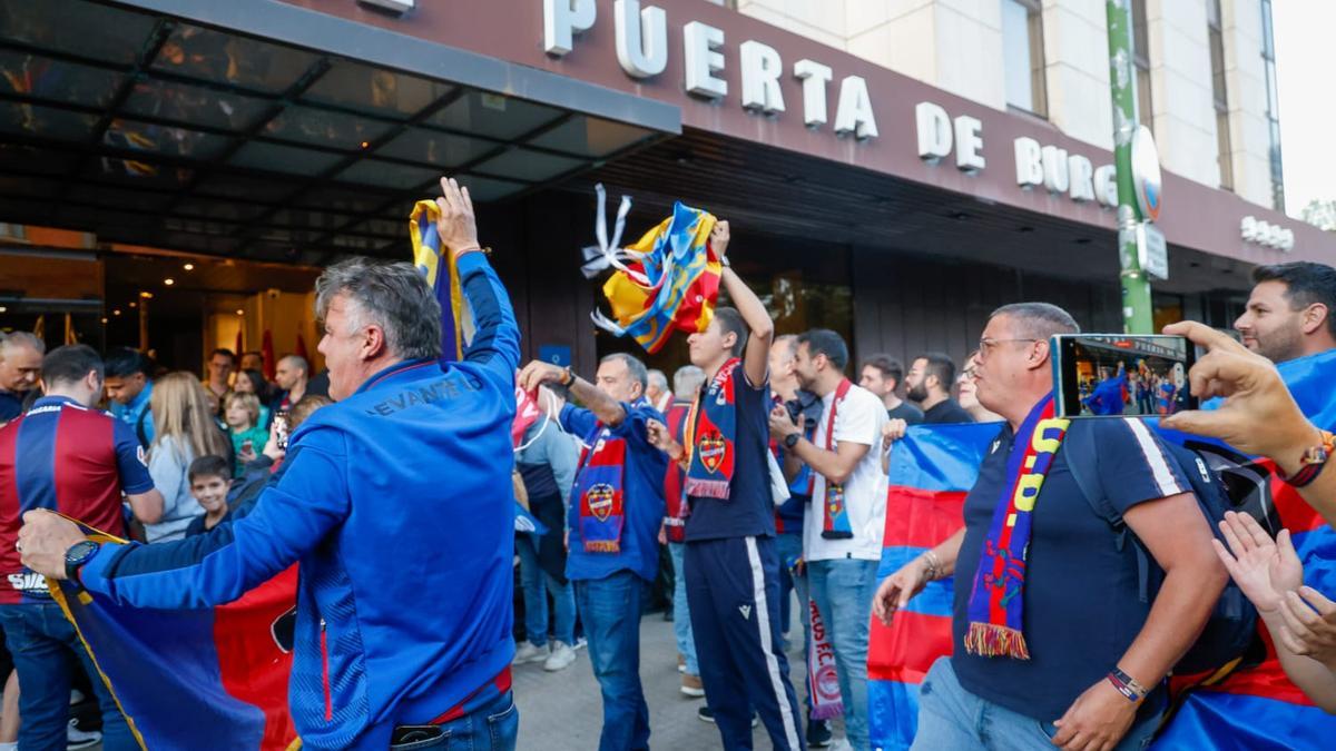 Aficionados del Levante UD reciben al equipo en Burgos