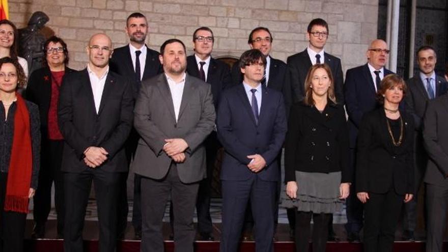 Foto de família del nou Govern encapçalat per Carles Puigdemont.