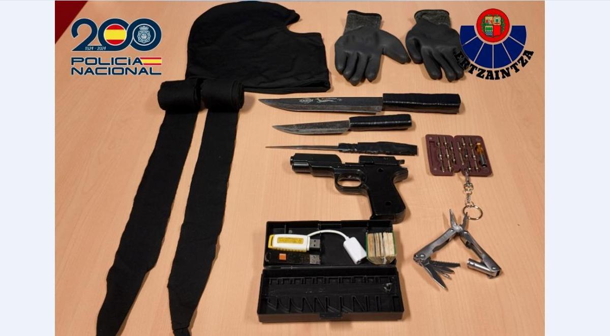 Armas y otros objetos intervenidos al menor detenido por radicalización yihadista en Álava