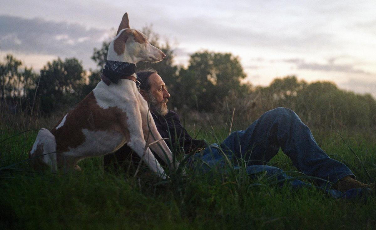 Miguel Adrover, junto a 'Nin', su precioso podenco ibicenco, ya fallecido y sustituído por otro 'Nin'.