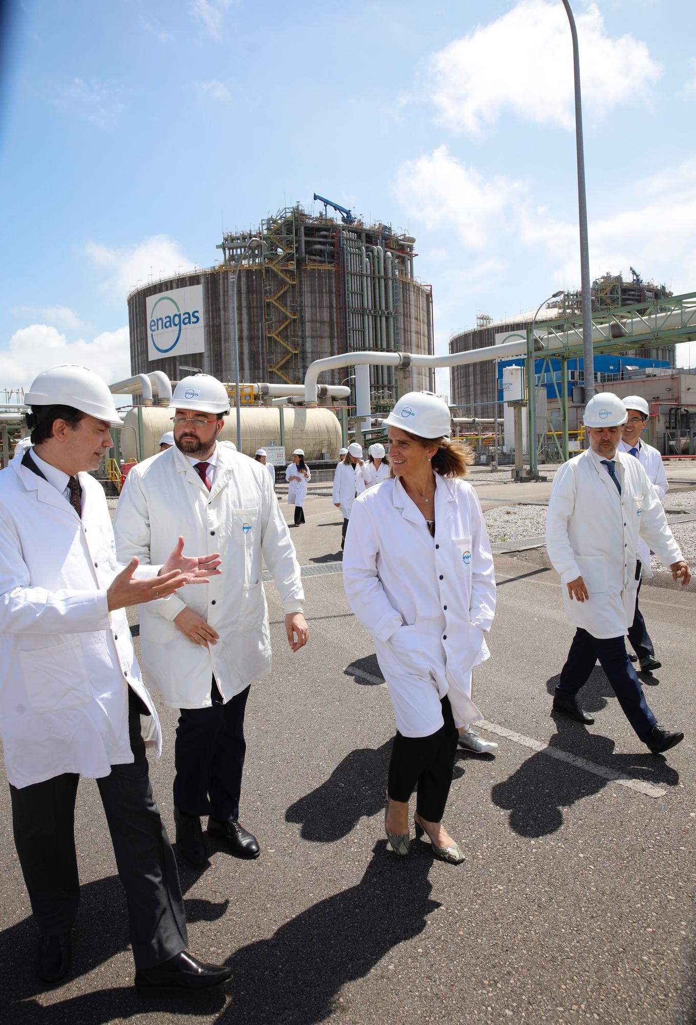 Teresa Ribera visita la planta regasificadora de El Musel