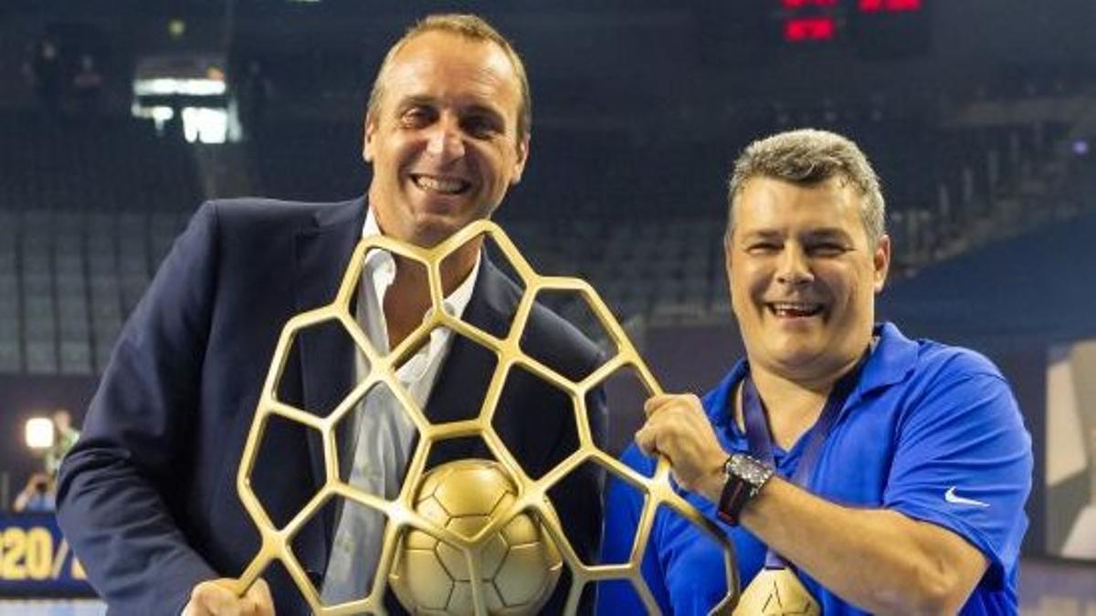 David Barrufet y Xavi Pascual mostrando la Copa de Europa.