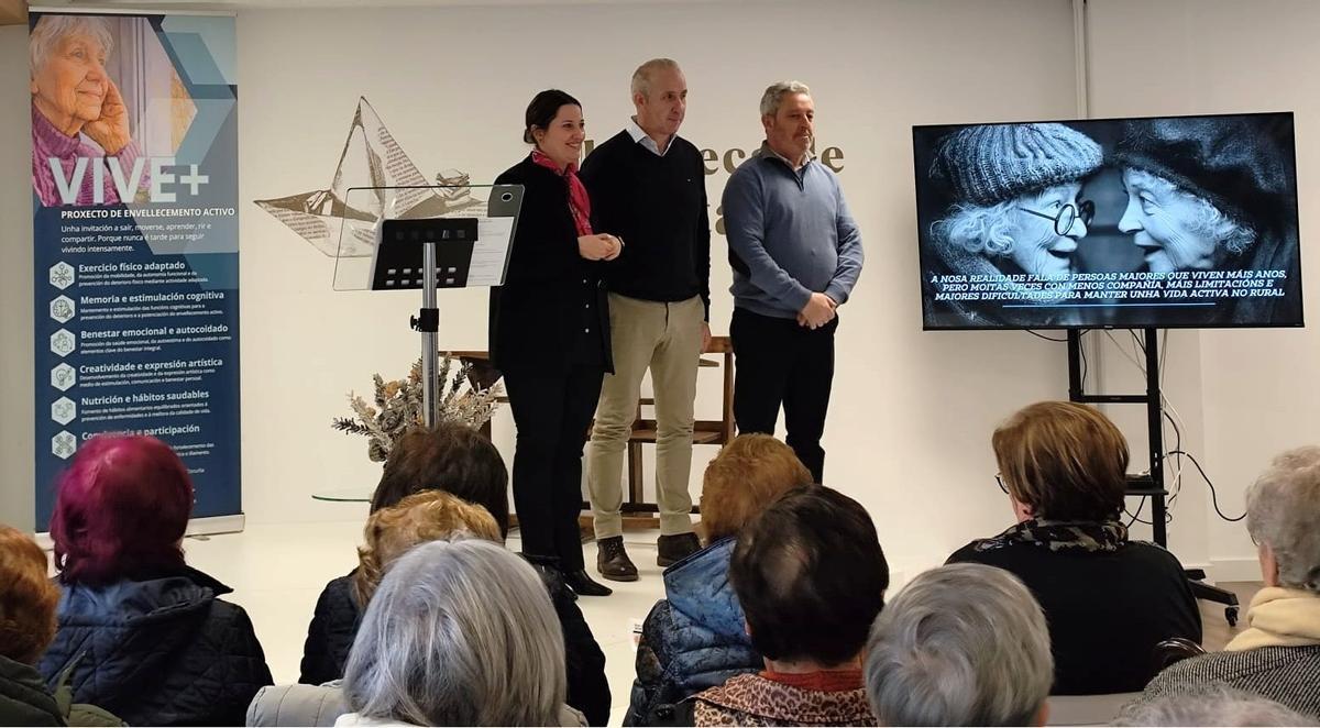 O alcalde, Juan Carlos García, no centro, presentando o programa Vive+.