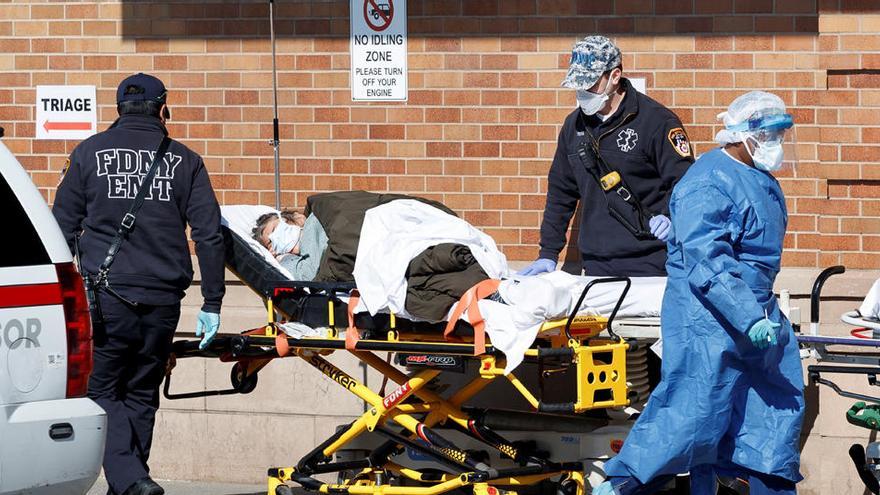 Paramedicos trasladan a un paciente de una tienda de triaje instalada en el Centro Médico Maimonides en Brooklyn.