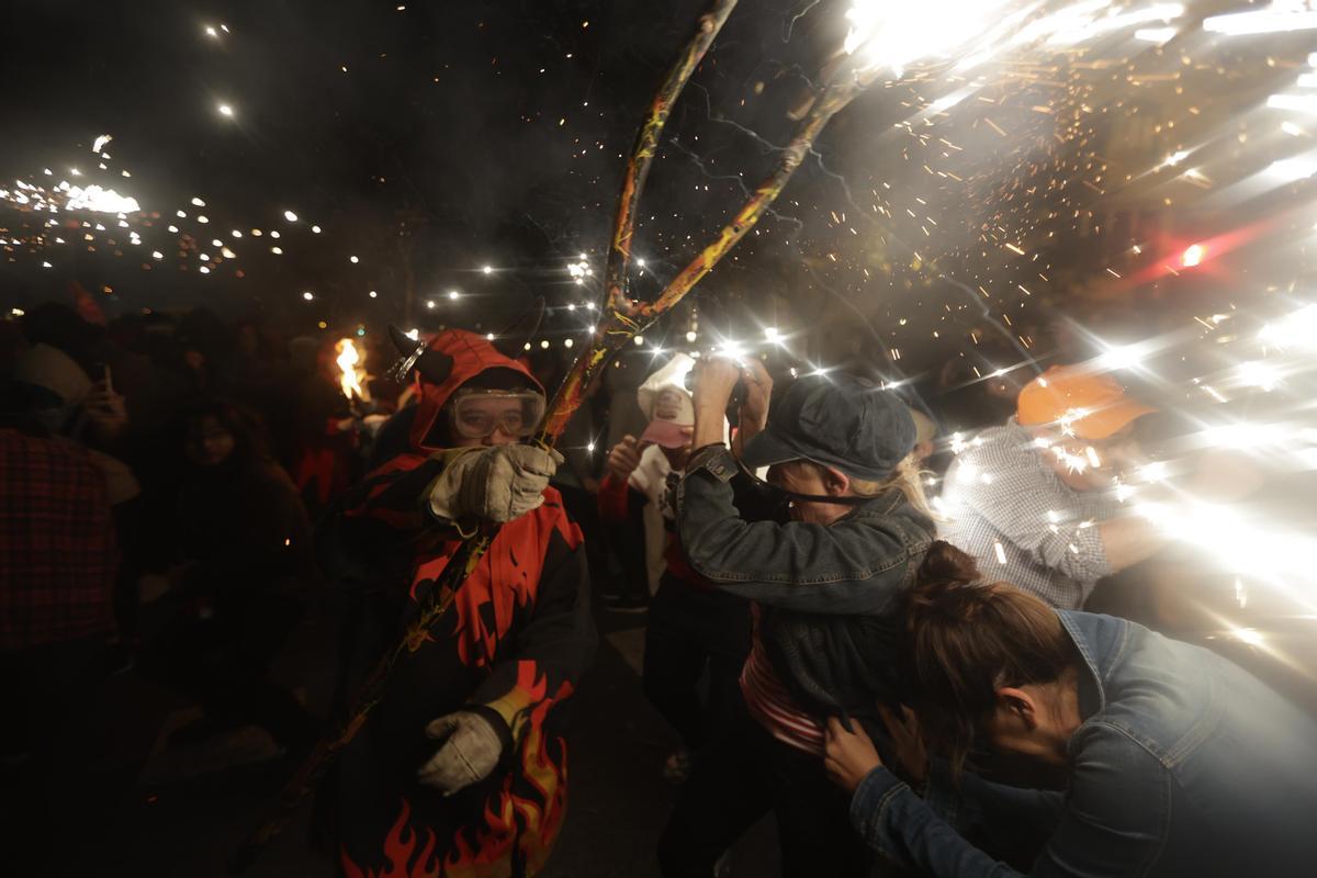 Los diables incendian el Passeig de Gràcia durante el correfoc de la Mercè.