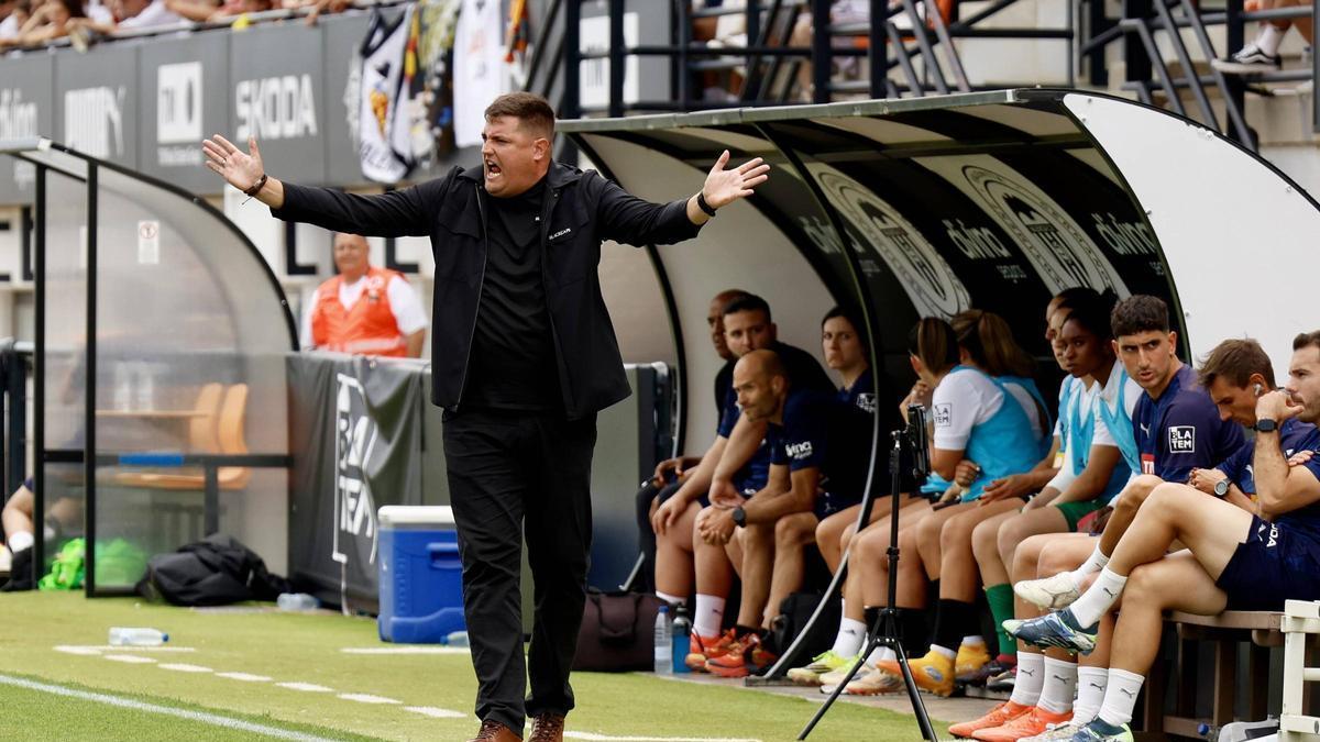 Mikel Crespo atiende a SUPER después del partido de ascenso del Valencia Femenino a Primera División