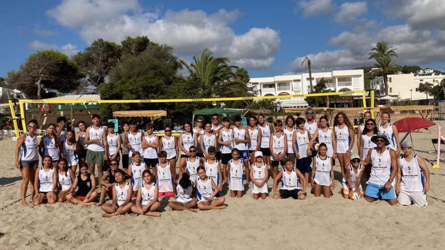 Los jugadores de cantera posan en Cala Llonga. | LA TRIBU