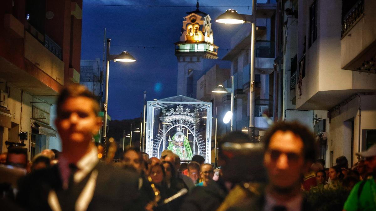 La Virgen de Candelaria abandona la Basílica para poner rumbo a Santa Cruz de Tenerife