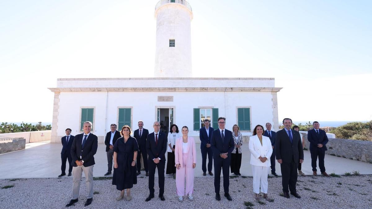 Los consellers del Govern, frente al faro de la Mola, en Formentera.