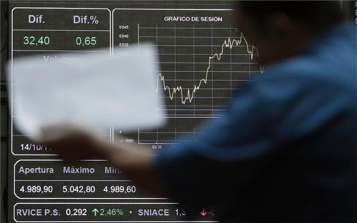 Un panell que mostra l’evolució de l’Ibex 35, que patia avui en els primers compassos de la sessió un moderat descens del 0,42 %, afectat per la rebaixa aplicada per l’agència Standard & Poor’s al deute espanyol.