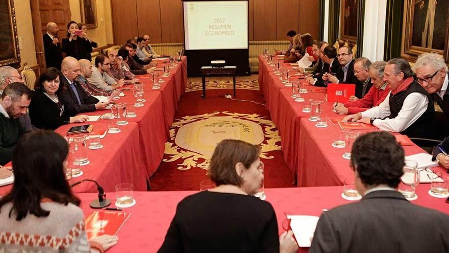 Carmen Moriyón -en el centro, de espaldas, entre los concejales Ana Braña y Fernando Couto- preside la reunión del Consejo Social.