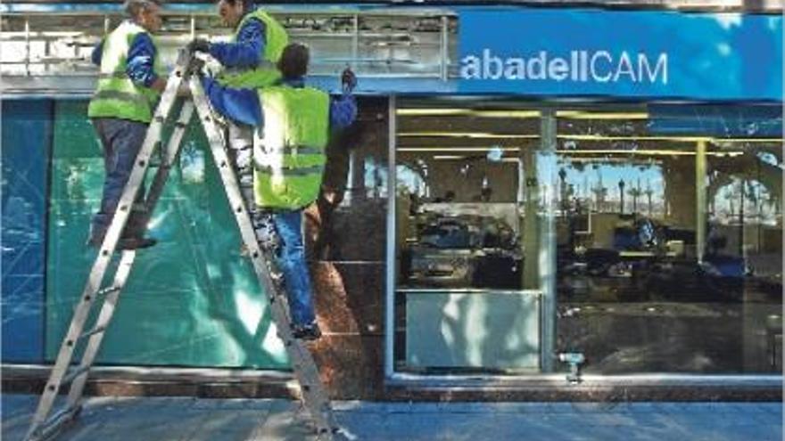 Una de las trescientas oficinas desmanteladas ayer.