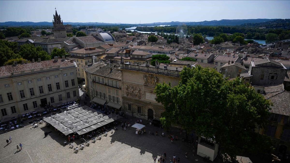 zentauroepp54513682 few tourists visit the pope s palace in avignon  southern fr200817154253
