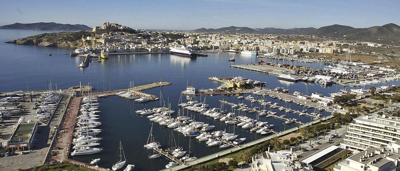 Vista aérea del puerto con las instalaciones de Marina Ibiza, en primer plano, los muelles comerciales y, al fondo, Dalt Vila. | FABIÁN RIVERO