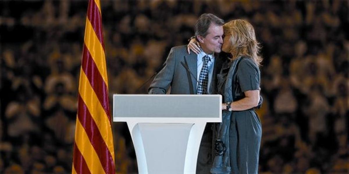 Artur Mas fa un petó a la seva dona, Helena Rakosnik, a qui va dedicar part del seu míting, ahir al Palau Sant Jordi.