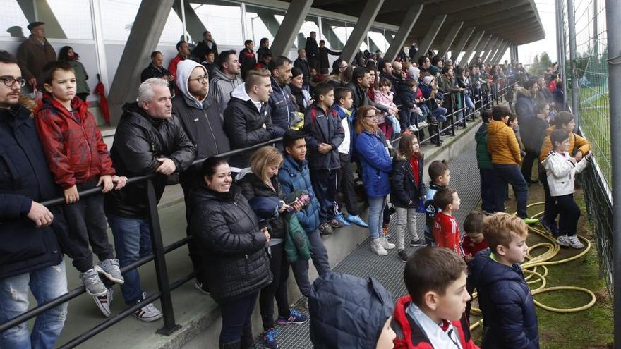 Aficionados celestes, esta mañana, en A Madroa. // R. Grobas