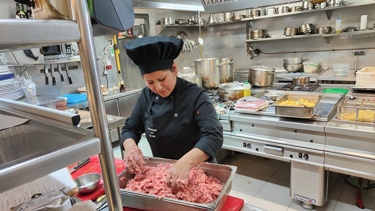 La cocinera Beatriz Cejas prepara albóndigas en el Cercle Sabadellès.