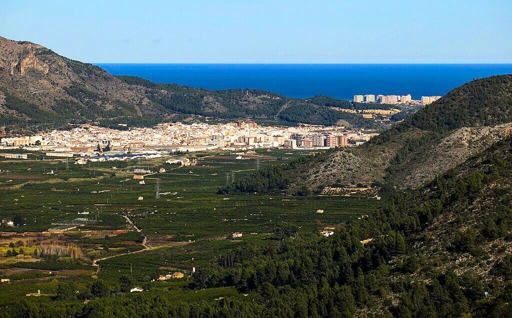 Pueblo de Tavernes en el valle de Valldigna, con el mar de fondo