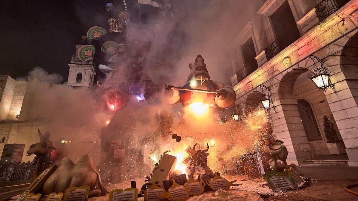 La 'cremà' de la falla Plaça del Mercat de Gandia en la edición del año pasado.