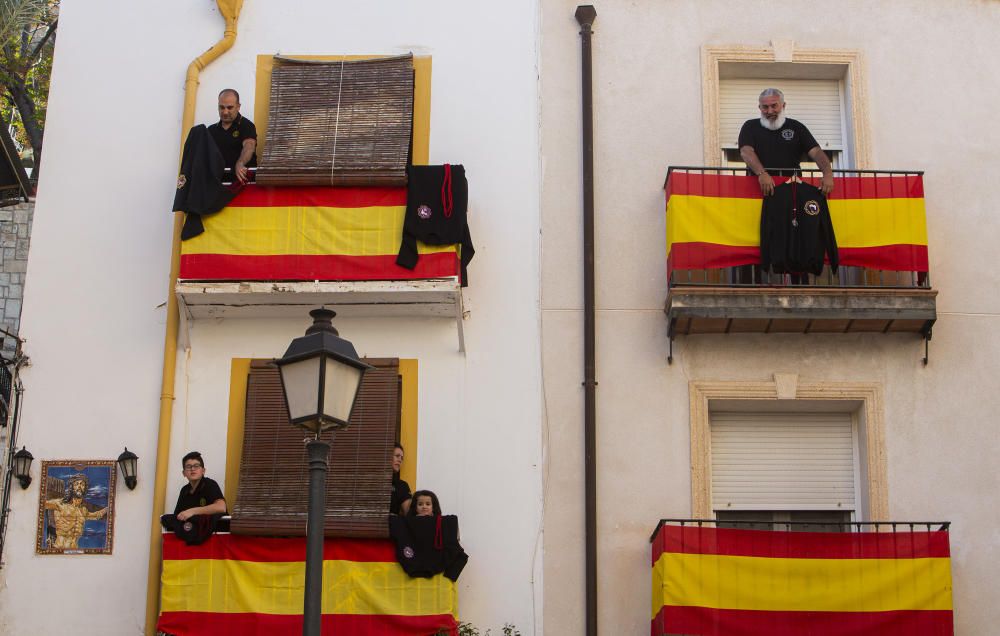 Vestas de la hermandad de Santa Cruz engalanan los balcones