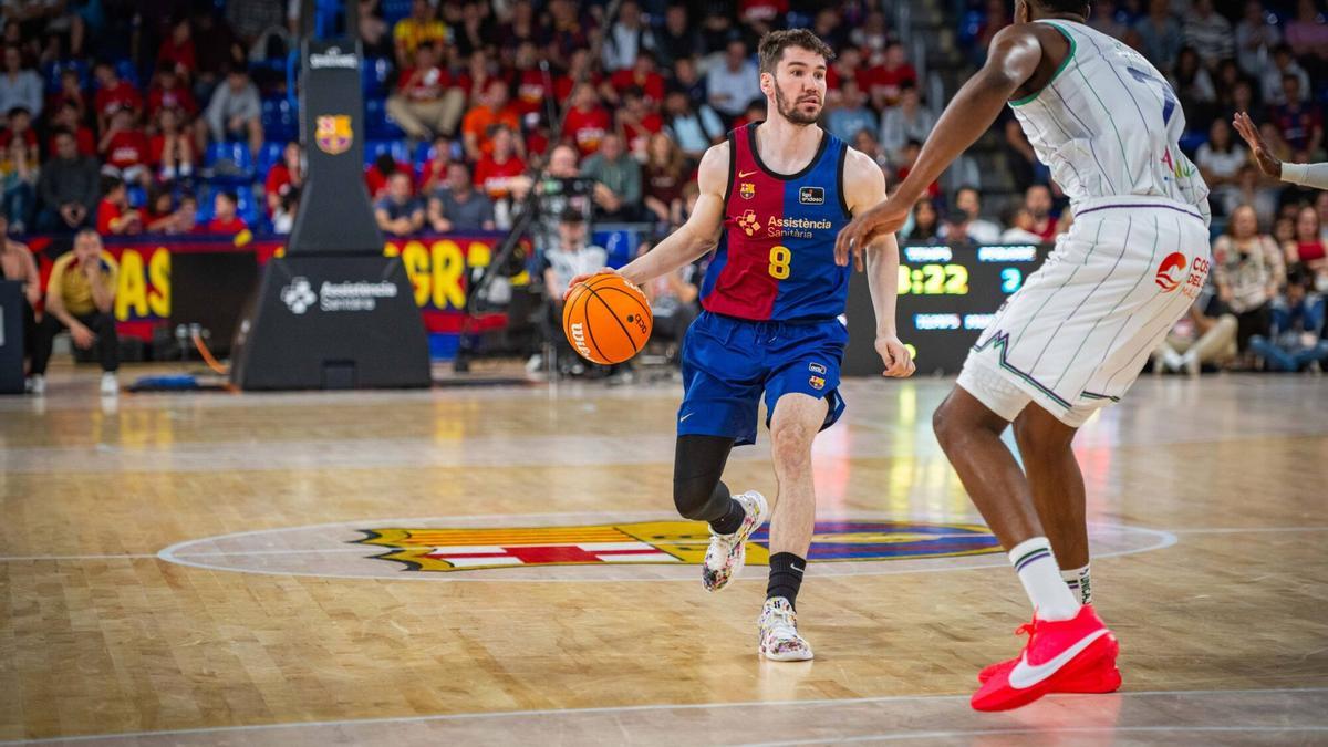 Brizuela bota el balón durante el partido en el Palau.
