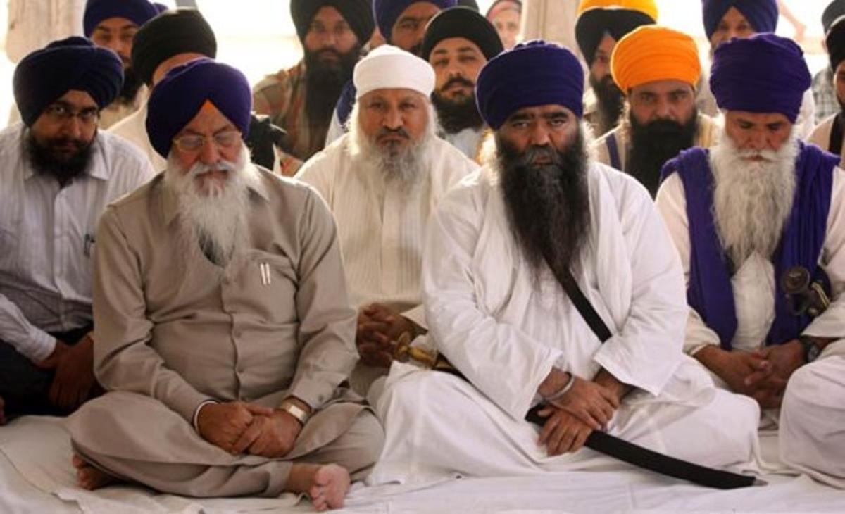 Membres de diverses organitzacions sikhs assisteixen a un rés durant una vaga convocada a tota la província oriental del Panjab, per commemorar el 26è aniversari de l’onada de violència antisikh desencadenada arran de l’assassinat d’Indira Gandhi el 1984.