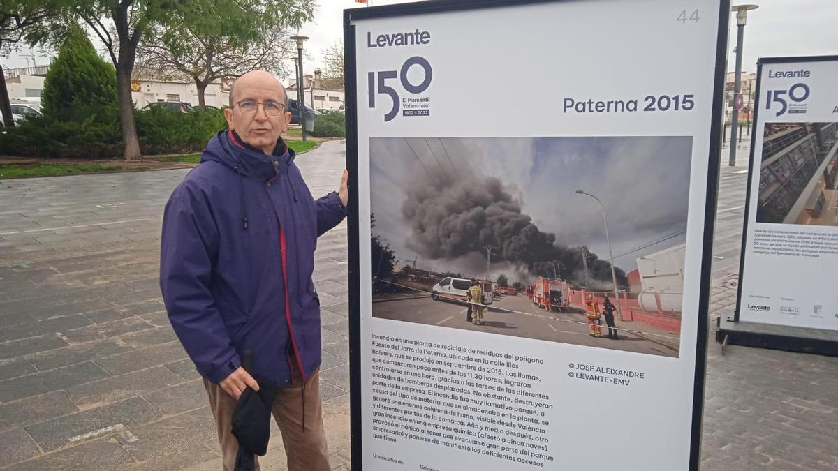Joaquín Ballester en la exposición fotográfica de Levante en Paterna, que recoge el incendio en el polígono en 2015.