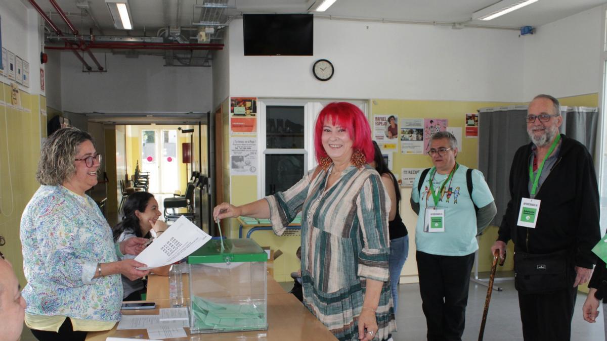 Mariví Serrano, candidata número 1 de Adelante Andalucía, vota en Priego de Córdoba.