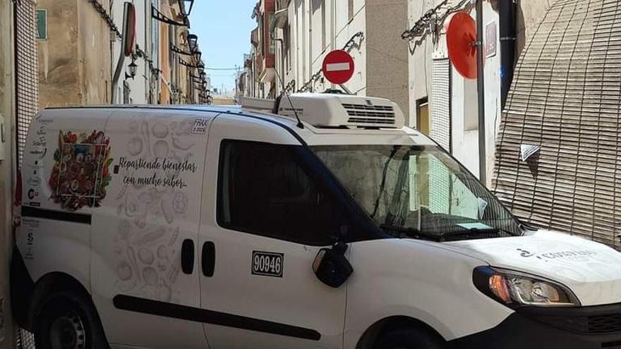 El vehículo ha quedado empotrado en la calle La Cruz tras chocar contra la fachada de una  vivienda.