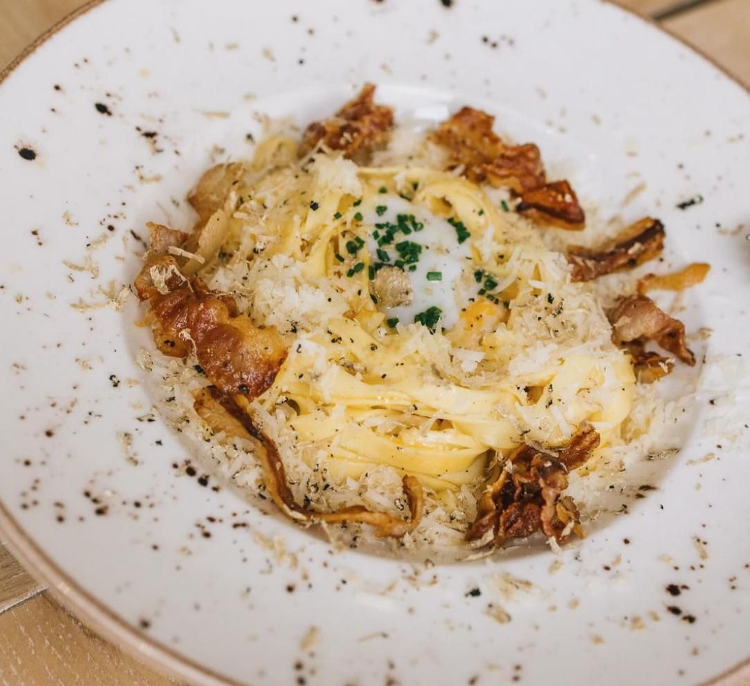 Pasta Tagliatelle con virutas de panceta ibérica, parmesano, pate de trufa y huevo poché