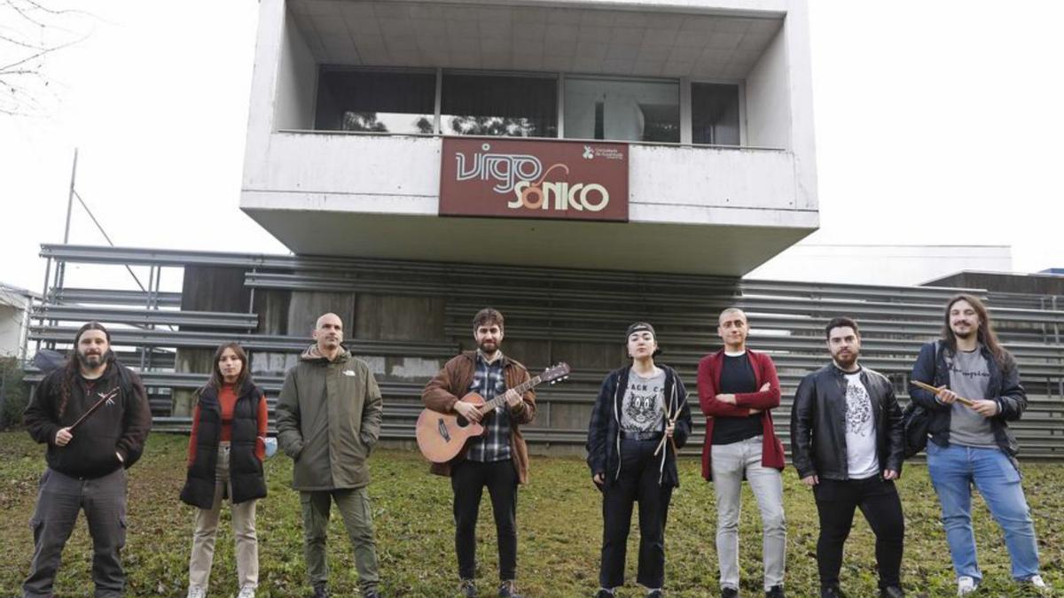 Músicos en el local de Vigosónico durante su cierre.   | // P. HERNÁNDEZ