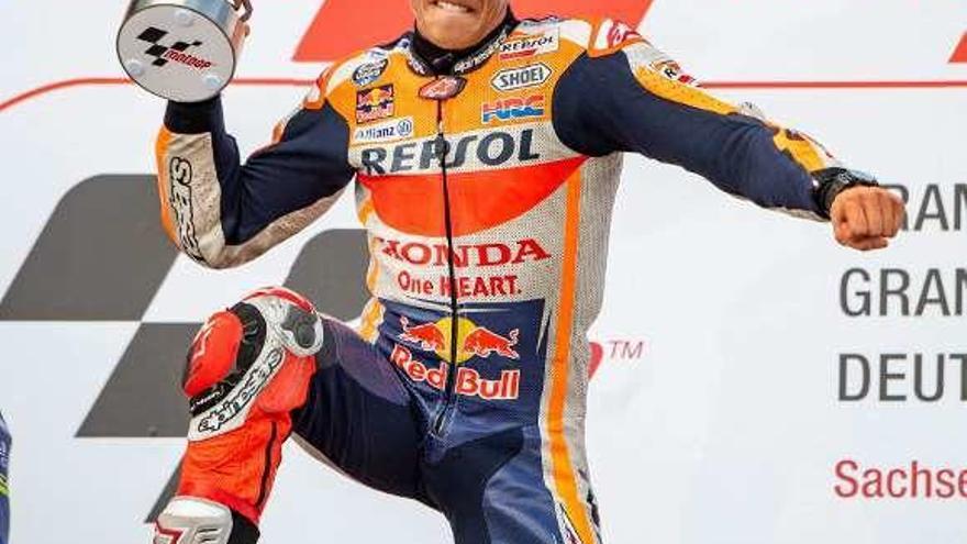 Marc Márquez celebra su triunfo en Sachsenring.