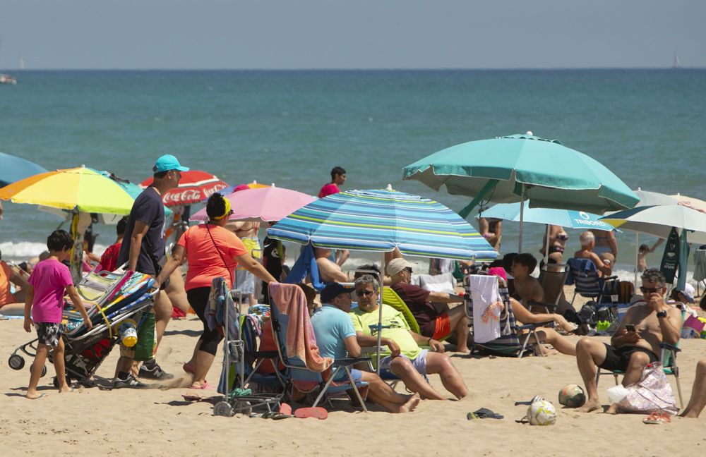 El puente y las altas temperaturas hacen que parezca agosto en la playa del Port de Sagunt