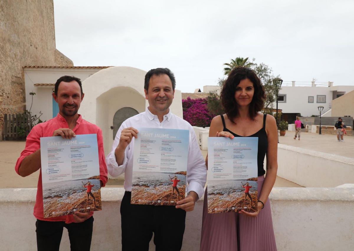 Joan Josep Marí, Llorenç Córdoba y María Novell presentan el cartel de las fiestas de Sant Jaume. | C.C.