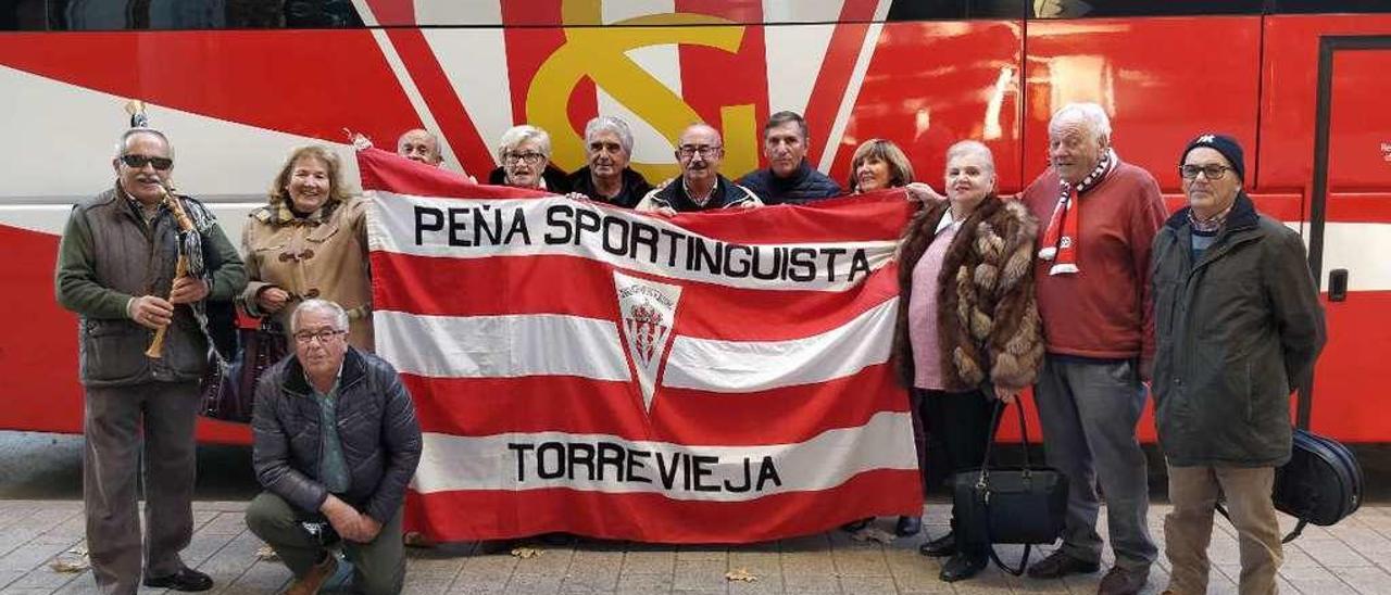 Luis Pereda, segundo por la derecha, con la peña sportinguista Torrevieja en el último desplazamiento a Albacete, donde el Sporting empató 2-2 en el Carlos Belmonte.