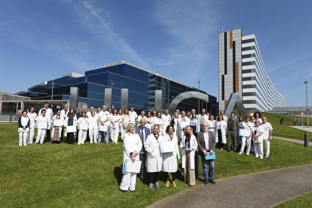 Miembros de los 16 servicios del HUCA mejor clasificados en el Monitor de Reputación Sanitaria, con autoridades sanitarias y el director de Merco.