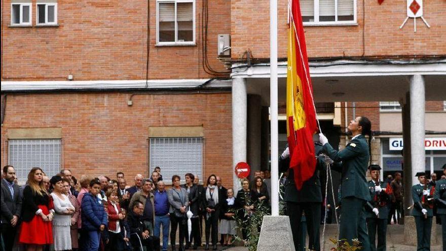 Izado de bandera en el patio de la Comandancia.