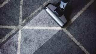 Cómo limpiar una alfombra con un producto de toda la vida de menos de 2 euros