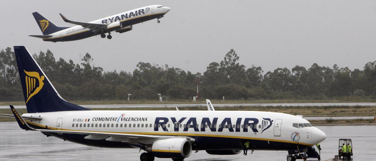 Aviones de Ryanair en el aeropuerto de Santiago (archivo) // Xoán Álvarez