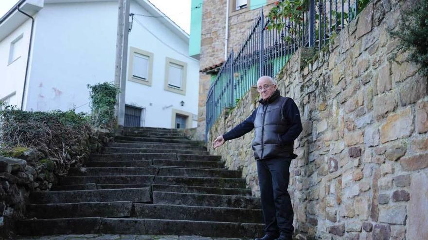 Ángel Moro, en las escaleras de bajada al lavaderu, ayer.