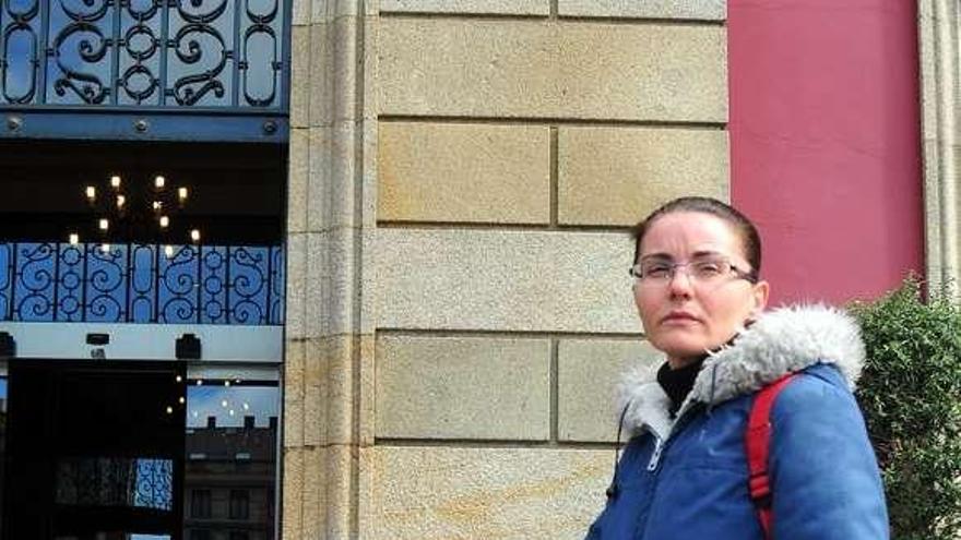María Carrera inició la huelga de hambre ante el Concello. // Iñaki Abella
