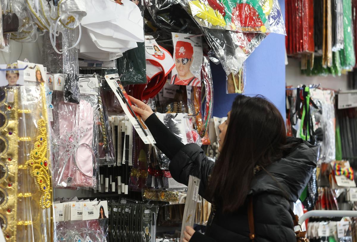 Una mujer eligiendo complementos para su disfraz