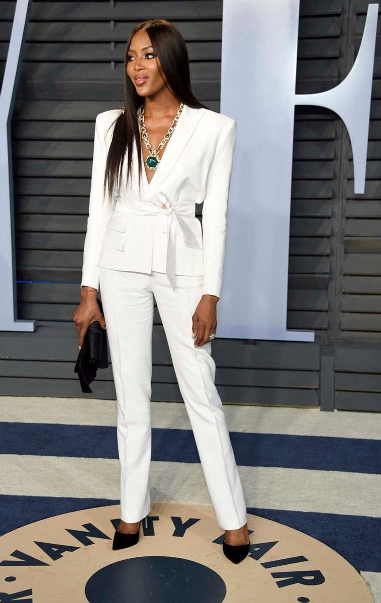 Naomi Campbell apostó por el traje de chaqueta blanco