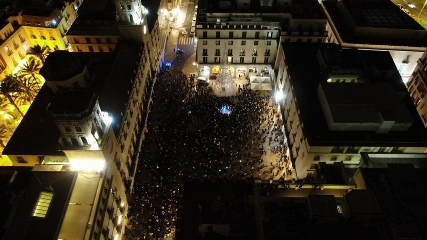 Momento del encendido de la plaza del Ayuntamiento de Alicante