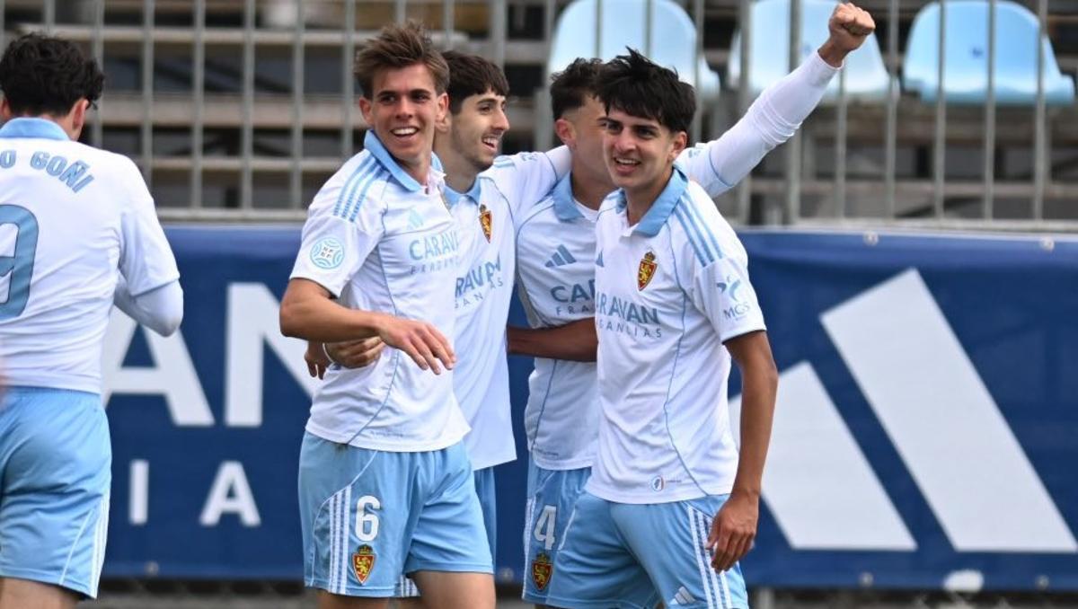 Los jugadores del Aragón celebran uno de los goles ante el Tudelano.