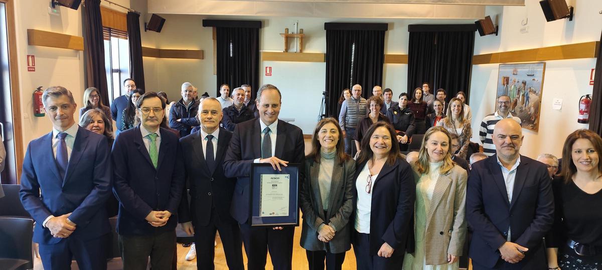Carlos Botana, con la distinción concedida por Aenor. Le acompañan, entre otros, Jorge Cebreiros, Ángeles Vázquez o Ana Ortiz.