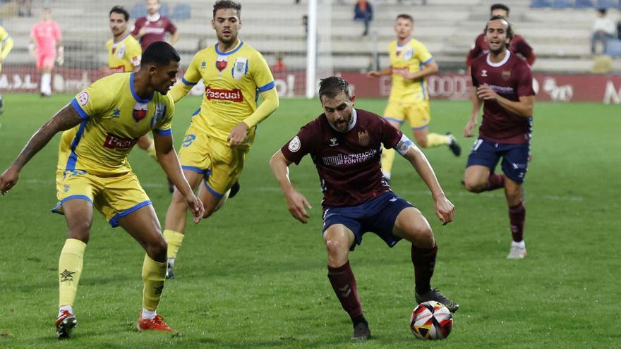 Álex, con el balón, en el partido contra la Arandina disputado en Pasarón. |  // GUSTAVO SANTOS