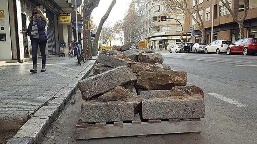 Los bordillos de piedra de Gaspar BennÃ zar son retirados para ser sustituidos por otros de hormigÃ³n.