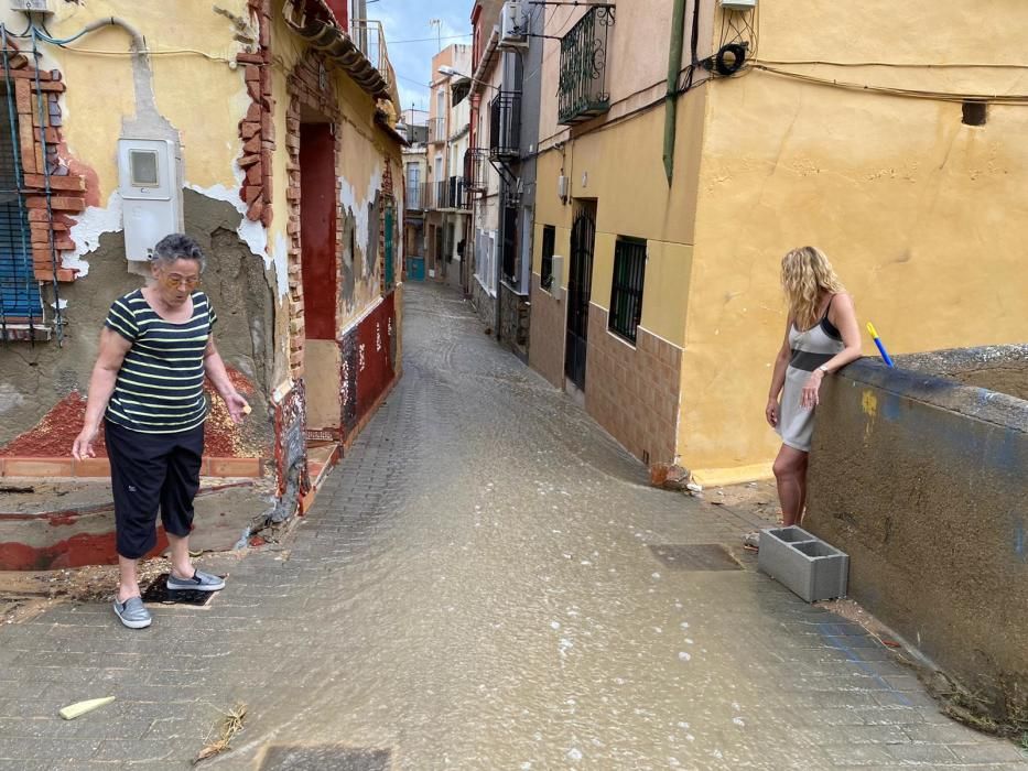 Las lluvias han provocado pequeñas inundaciones en los barrios situados junto a la ladera de la Sierra de Orihuela