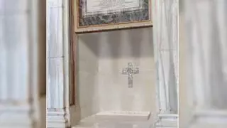Una losa de mármol en el suelo y una cruz: así es la tumba que acogerá al papa Francisco